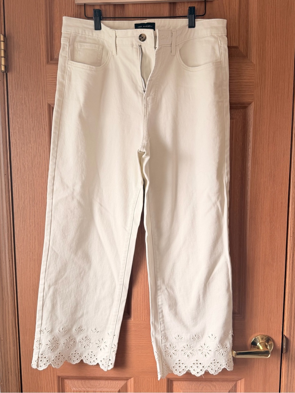 Lafayette 148 Cream Eyelet-Hem Cropped Jeans